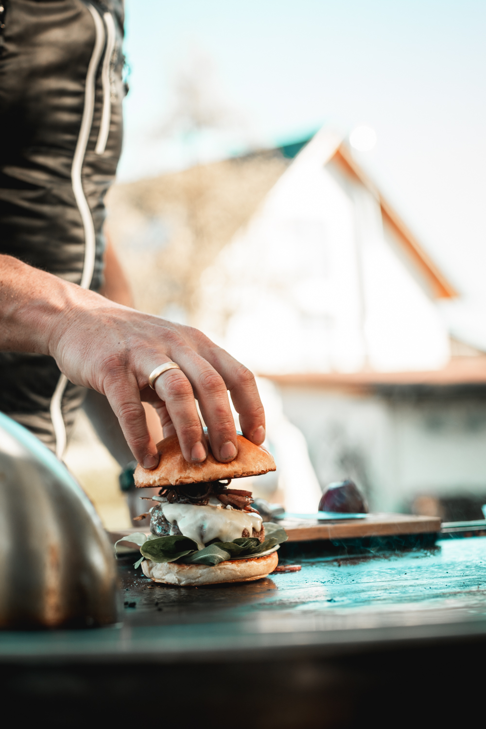 Burger und Speisen auf der Plancha